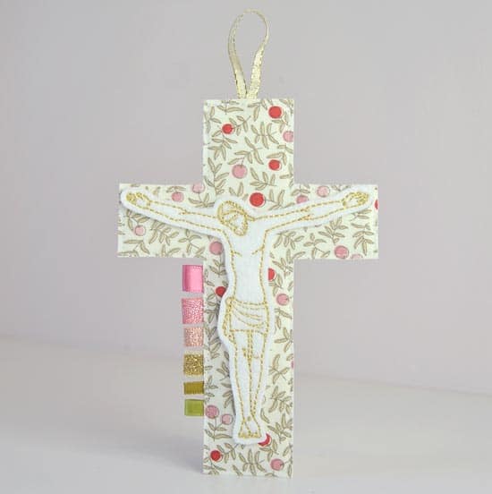 Crucifix Christ en croix en tissu fleuri Liberty