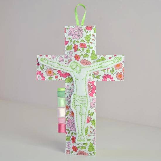 Crucifix Christ en croix en tissu fleuri Liberty