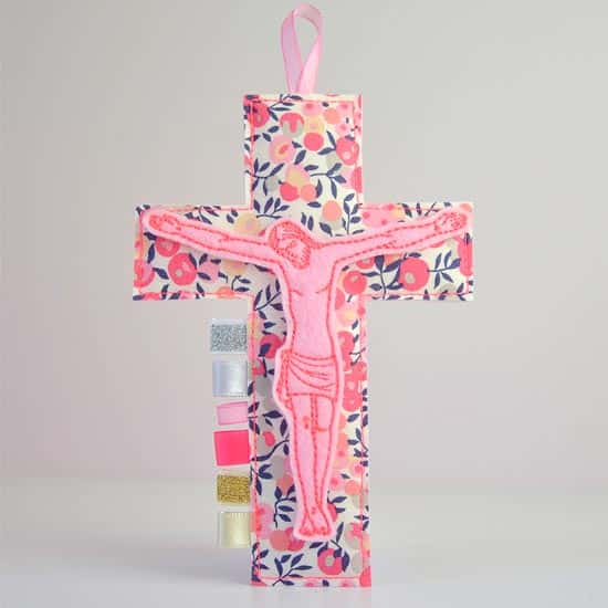 Crucifix Christ en croix en tissu fleuri Liberty