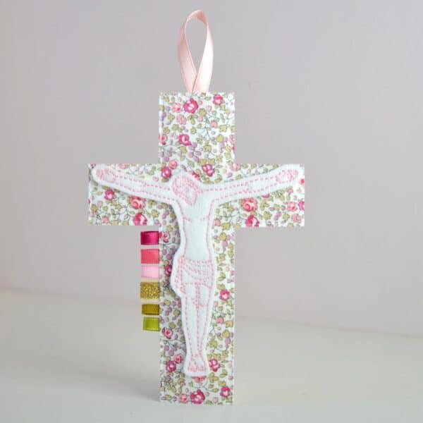 Crucifix en tissu fleuri Liberty