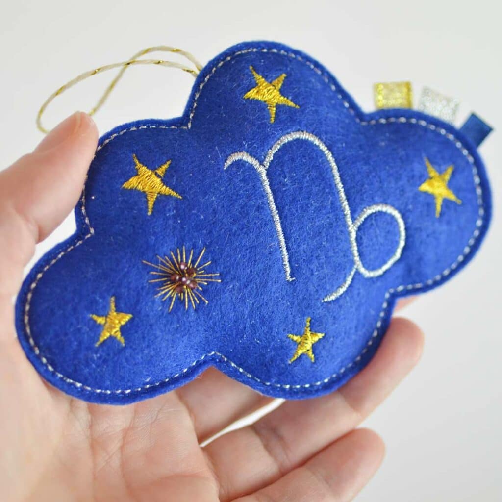 décoration nuage en tissu brodé signe zodiaque astrologique capricorne et grenat