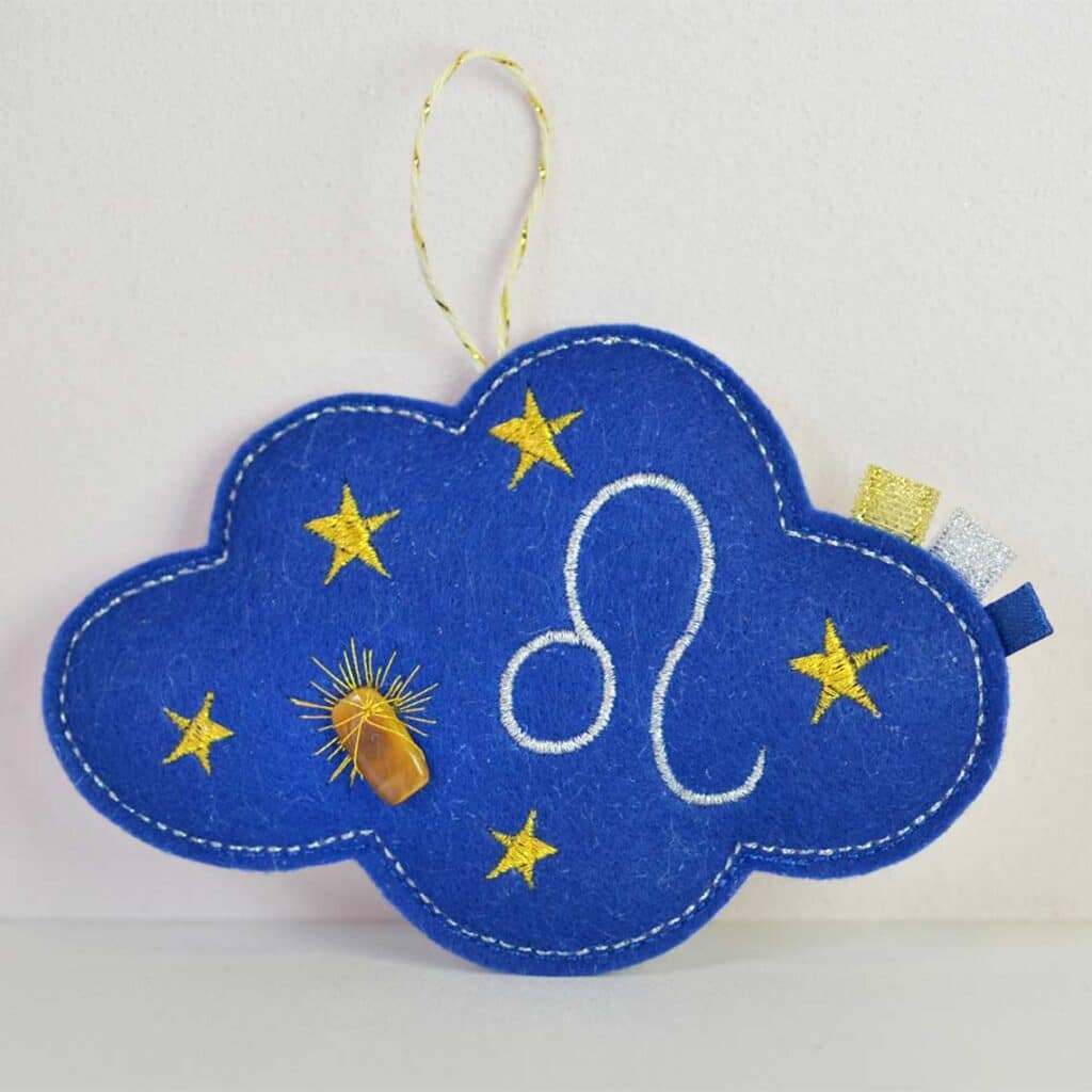 décoration nuage en tissu brodé signe zodiaque astrologique lion et œil de tigre