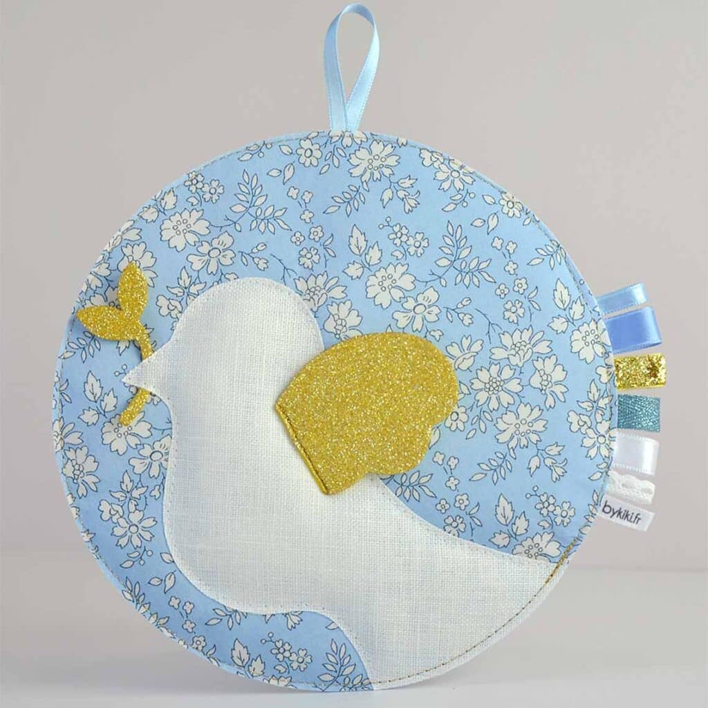 cadeau naissance médaillon en tissu Liberty colombe