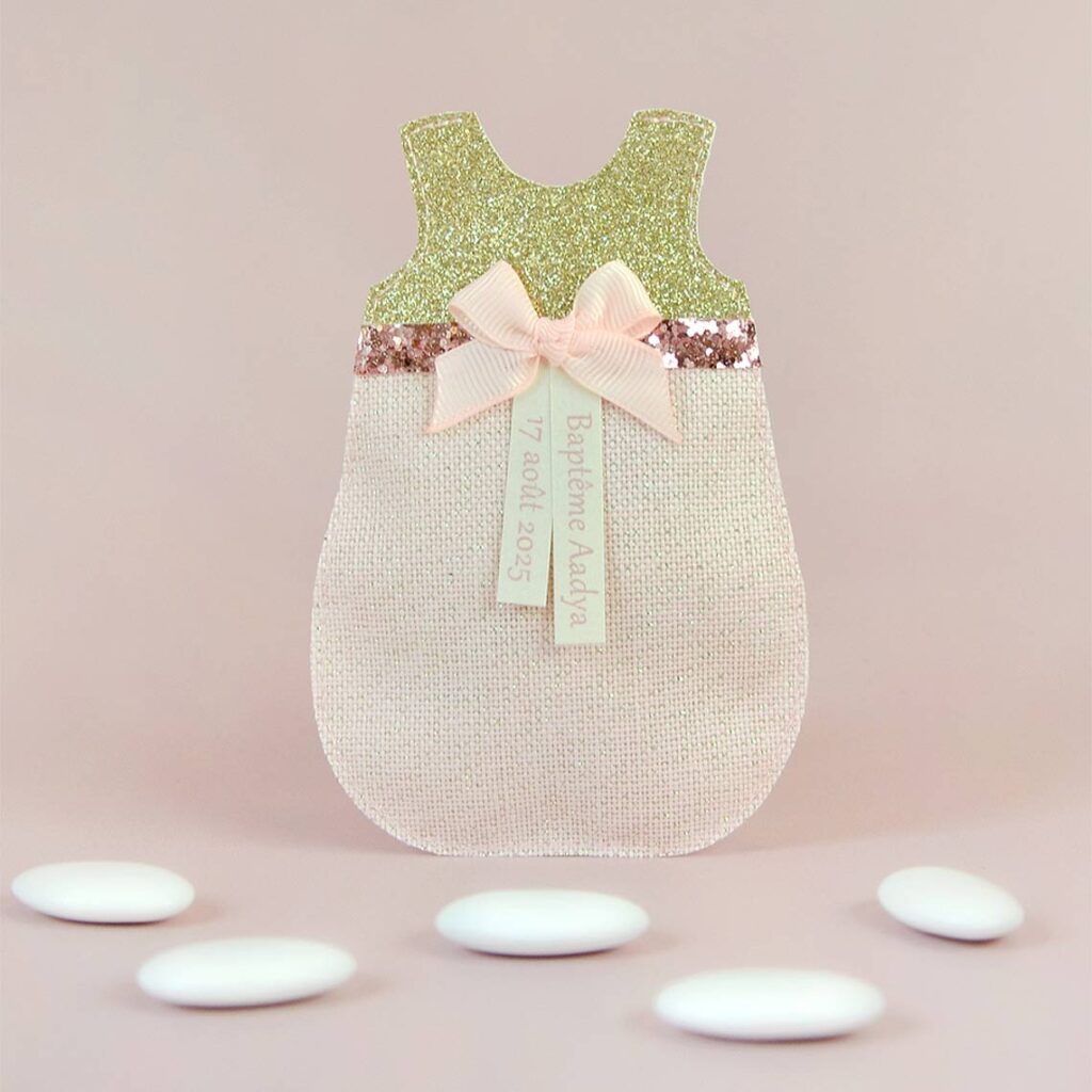 ballotin à dragées en tissu pailleté en forme de gigoteuse