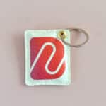 Porte-clés en simili cuir personnalisé avec logo de la société Brionne, impression de qualité artisanale Bykiki.
