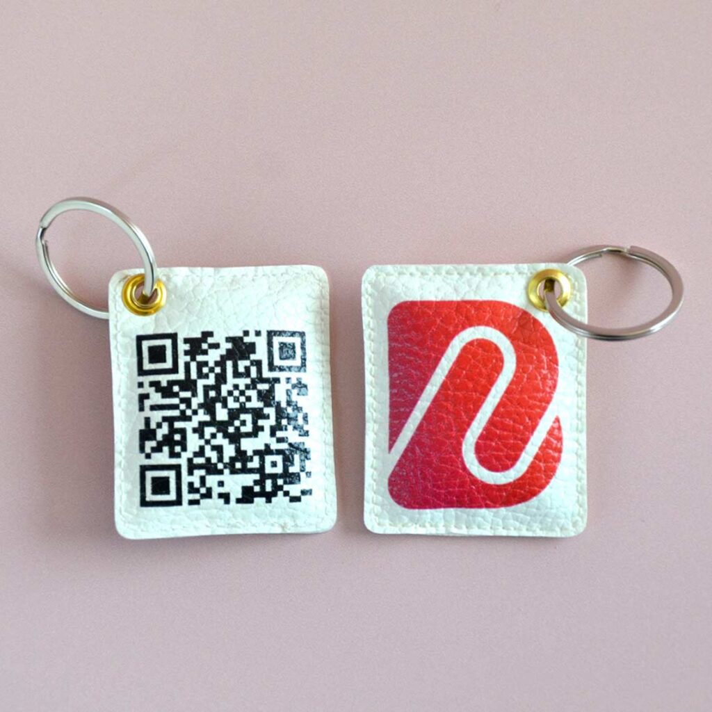 Photo recto verso : Porte-clés en simili cuir avec QR code imprimé, renvoyant vers le site internet de la société Brionne.