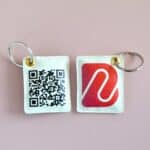 Photo recto verso : Porte-clés en simili cuir avec QR code imprimé, renvoyant vers le site internet de la société Brionne.