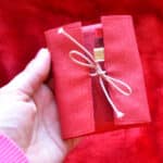 Oratoire de poche textile rouge pailleté