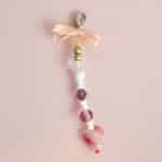 Grigri de perles chinées avec ruban de soie, rangé dans une pochette en tulle et dentelle