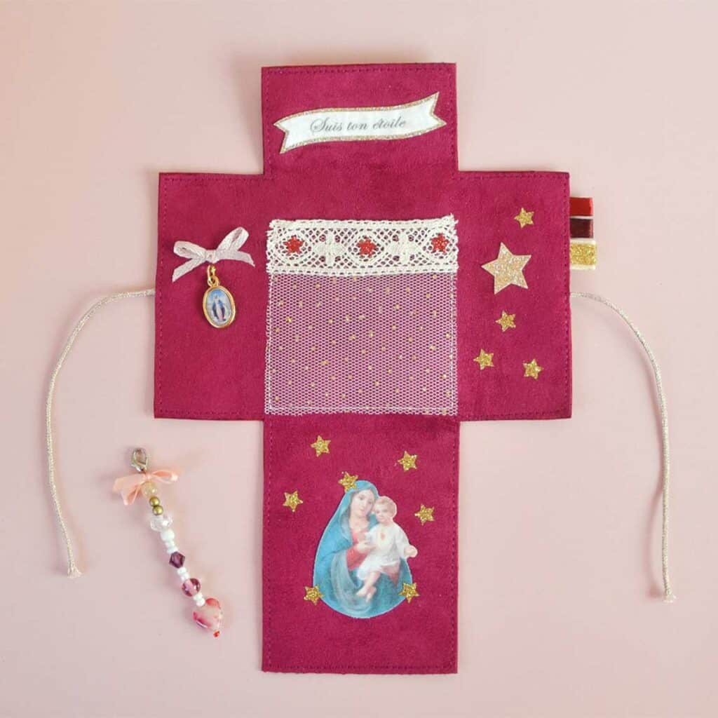 Oratoire de poche textile rouge pailleté, intérieur bordeaux, message “Suis ton étoile”