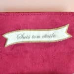 Message textile « Suis ton étoile » à l’intérieur d’un oratoire de poche rouge pailleté