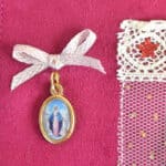 Médaille de la Vierge achetée à Lourdes, intégrée dans un oratoire de poche