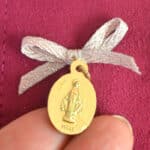 Médaille de la Vierge achetée à Lourdes