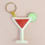Porte-clés cocktail Cosmopolitan cousu main en textile pailleté, goodie événementiel chic
