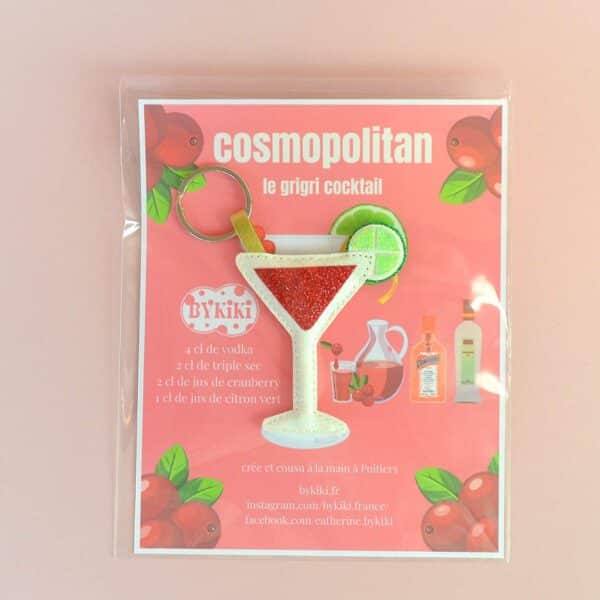 Goodie cocktail Cosmopolitan personnalisé avec porte-clés cousu main et carte recette aimantée, présenté dans une pochette transparente