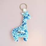 Porte-clés girafe en tissu Liberty bleu personnalisé avec logo d’entreprise, création textile artisanale Bykiki