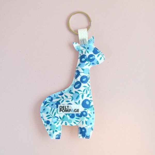 Porte-clés girafe en tissu Liberty bleu personnalisé avec logo d’entreprise, création textile artisanale Bykiki