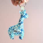 orte-clés girafe en tissu Liberty bleu personnalisés pour cadeaux d’entreprise