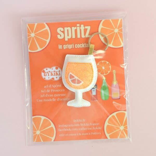 Goodie cocktail Spritz personnalisé avec porte-clés cousu main et carte recette aimantée, présenté dans une pochette transparente